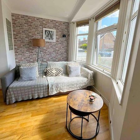 Cosy Flat In Burgess Hill, Sussex Apartment ภายนอก รูปภาพ