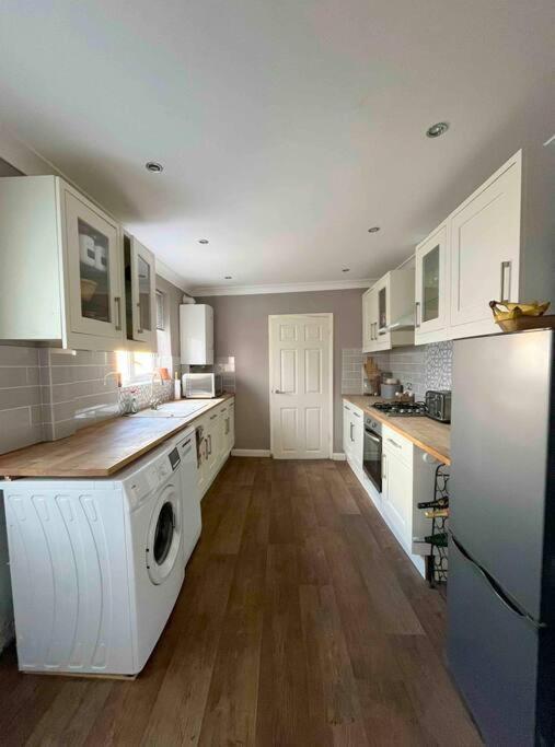 Cosy Flat In Burgess Hill, Sussex Apartment ภายนอก รูปภาพ