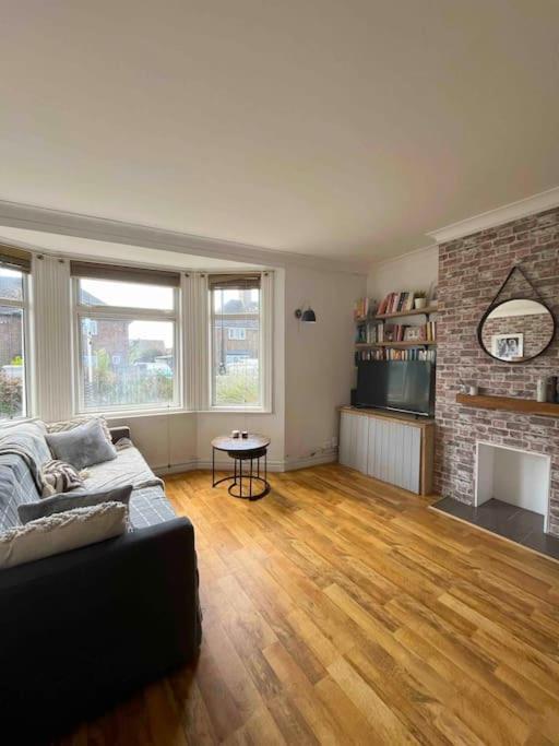 Cosy Flat In Burgess Hill, Sussex Apartment ภายนอก รูปภาพ