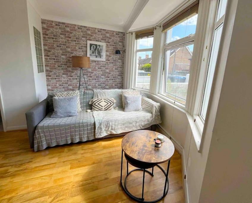 Cosy Flat In Burgess Hill, Sussex Apartment ภายนอก รูปภาพ
